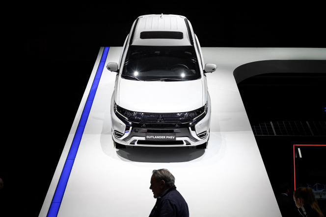 Модель с функцией подзарядки Mitsubishi, представленная на Женевском автомобильном салоне 5 Марта 2019. FABRICE COFFRINI / AFP